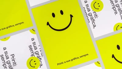 Composição de cartazes impressos em alta qualidade com design minimalista, exibindo padronização de cores e a identidade visual da Printi para decoração ou eventos.