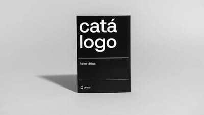 Capa de catálogo personalizado da Printi com design minimalista em preto e branco, destacando a categoria de luminárias e o logotipo da marca.