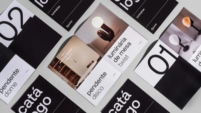 Composição de diversos catálogos impressos da Printi em preto e branco, demonstrando padronização visual e qualidade de impressão para empresas.