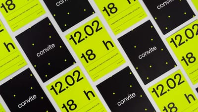 Mosaico com várias unidades de convite personalizado impresso em padrão geométrico. Os convites intercalam páginas pretas com a palavra "convite" e páginas em verde-limão com a data "12.02" e o horário "18 h" em letras pretas.