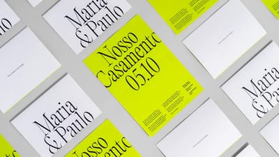 Vários convites de casamento com design contemporâneo e minimalista, intercalando capas brancas com o texto "Maria & Paulo" e o encarte interno na cor verde-limão neon com a data 05.10.