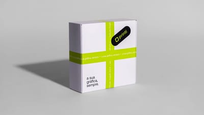 Embalagem basculante personalizada da Printi com design minimalista em branco e verde neon, destacando o acabamento premium para e-commerce.