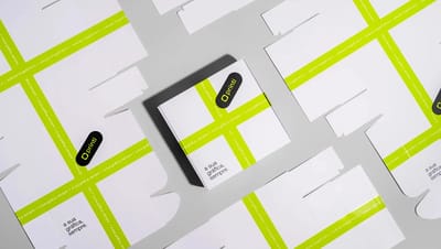 Conjunto de embalagens basculantes brancas personalizadas da Printi organizadas em plano aberto, demonstrando a qualidade da impressão gráfica.