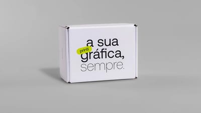 Caixa de papelão branca personalizada da Printi com a frase "A sua gráfica, sempre" em destaque para envios via Correios e e-commerce.