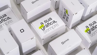 Conjunto de embalagens para correios brancas personalizadas da Printi organizadas, demonstrando padronização e qualidade de impressão gráfica.