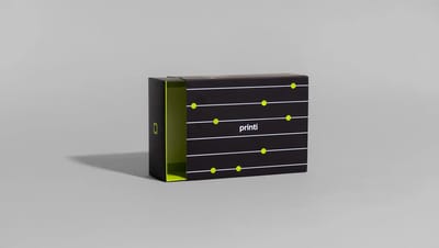 Embalagem gaveta personalizada da Printi com design em preto e verde neon, destacando o sistema de abertura por deslize e acabamento premium.