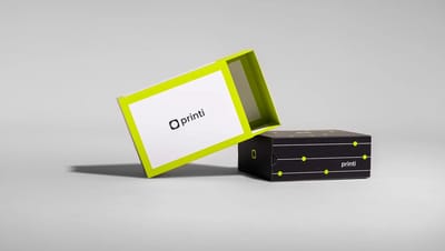 Kit de caixas tipo gaveta personalizadas organizadas em fundo cinza, exibindo a versatilidade de tamanhos e a consistência da impressão gráfica.