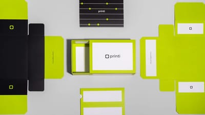 Detalhe de embalagem gaveta aberta com berço interno personalizado, ideal para proteção e apresentação de produtos de luxo ou eletrônicos.