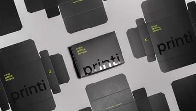 Composição de moldes de caixas tampa e fundo personalizadas da Printi antes da montagem, exibindo qualidade de impressão em preto e verde neon.