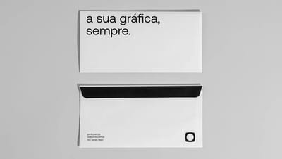 Frente e verso de envelope personalizado branco da Printi. Na frente, o slogan "a sua gráfica, sempre." em letras pretas; no verso, informações de contato no canto inferior esquerdo e logotipo minimalista à direita com aba de fechamento preta.