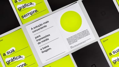Composição de folders com 1 dobra espalhados, mostrando o design interno e externo com acabamento premium e cores vibrantes da Printi.