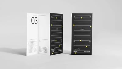 Comparativo de folder com 2 dobras fechado e semi-aberto destacando a versatilidade do layout e identidade visual premium da Printi.