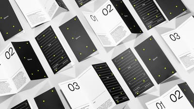 Padrão de folders impressos com 2 dobras da Printi espalhados, demonstrando qualidade gráfica e acabamento profissional.