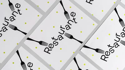 Vários jogos americanos de papel para bandeja alinhados, mostrando a impressão limpa e o design minimalista com a palavra Restaurante e ilustrações de garfos.
