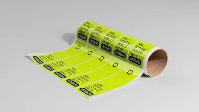 Cartela de adesivos tipo lacre de segurança personalizado com formatos retangulares e circulares em amarelo neon, preto e branco, exibindo versatilidade para diferentes tipos de fechamento de embalagens.