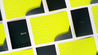 Kit de pastas corporativas personalizadas com diferentes acabamentos e designs. Exibição de pastas abertas e fechadas destacando a identidade visual da marca em preto e verde neon, ideal para material de escritório premium.