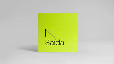 Placa de sinalização de saída quadrada na cor verde limão com acabamento premium, ideal para orientação em escritórios e ambientes corporativos.