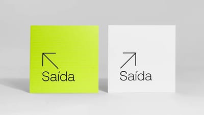 Par de placas de sinalização de saída personalizadas em verde neon e branco, com design minimalista e seta indicativa para comunicação visual interna.