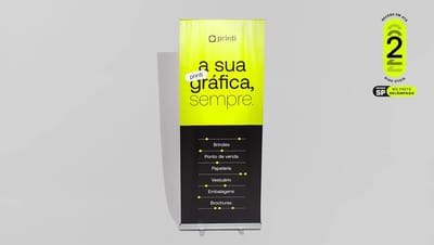Banner roll-up personalizado da Printi montado com selo de entrega rápida em 2 dias úteis para São Paulo e Grande SP.