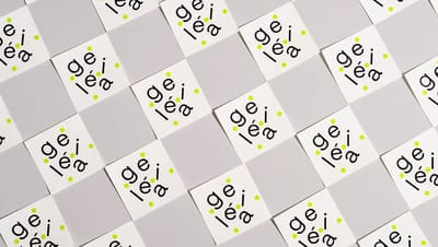 Padrão de rótulos adesivos personalizados para geleia com design minimalista em branco e verde limão, exibindo alta qualidade de impressão e padronização.