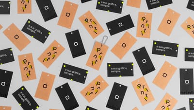 Amostras de tags personalizadas em papel kraft e papel preto com diferentes layouts de impressão, demonstrando variedade de acabamentos gráficos.