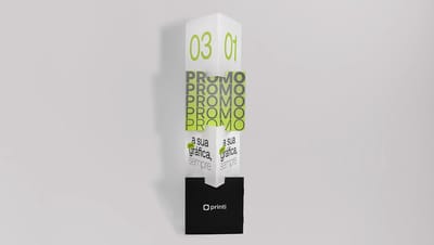 Totem torre empilhável montado com quatro módulos de cubos personalizados para sinalização de PDV e eventos corporativos.