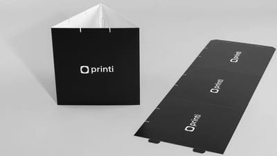 Comparativo de totem cubo personalizado da Printi montado em formato triangular e aberto, destacando a versatilidade de montagem.