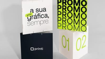 Kit de totens cubo empilháveis personalizados da Printi com impressões promocionais em preto, branco e verde neon.