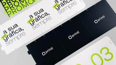Detalhe das lâminas de totem cubo personalizado em polionda antes da montagem, exibindo a qualidade da impressão gráfica.