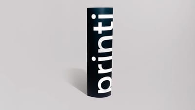 Totem elíptico personalizado da Printi com design moderno preto, ideal para sinalização de eventos corporativos e feiras.