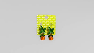 Cartela para bijuteria com brinco temático de uma planta em um vaso, ideal para expor peças de forma profissional em feiras ou lojas