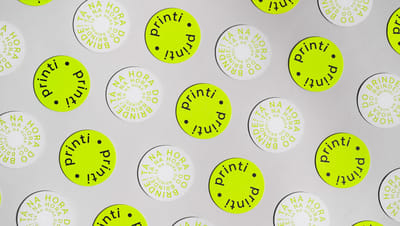 Mosaico de bolachas de chopp de papelão personalizadas em verde neon e branco com frases e logotipo.
