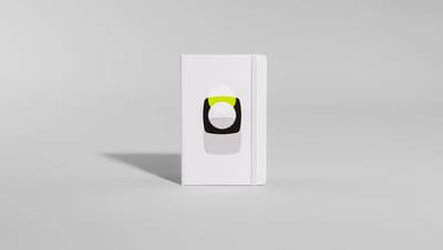 Caderneta personalizada de capa branca com elástico e design minimalista, ideal para brindes personalizados, kits corporativos e materiais de papelaria empresarial.