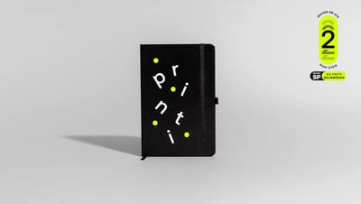 Caderneta grande capa dura preta com estampa personalizada da Printi, tamanho 13,7x21cm, com elástico lateral e selo de entrega em até 2 dias úteis.