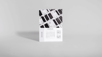 Calendário de parede premium exibindo mês de março de 2026 com mosaico de imagens no topo.