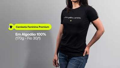 Modelo vestindo camiseta feminina premium preta em algodão 100% com frase institucional no peito.