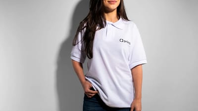 Mulher usando a camiseta polo personalizada da cor branca