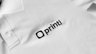 Parte da camiseta branca com a logomarca da Printi