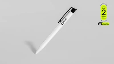 Caneta plástica básica personalizada branca com clip preto em fundo cinza claro. Imagem de produto com selo de entrega rápida em dois dias úteis.