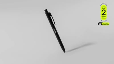 Caneta plástica colorida personalizada da Printi com selo de entrega rápida em até 2 dias úteis, ideal para brindes corporativos e eventos de última hora.
