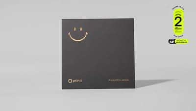 Modelo de cartão de agradecimento personalizado com selo de entrega rápida Printi em 2 dias úteis, apresentando design com folhagem verde e espaço para redes sociais.