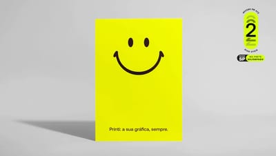 Cartaz personalizado amarelo com selo de entrega rápida Printi em até 2 dias úteis para São Paulo e Grande SP, destacando agilidade logística.