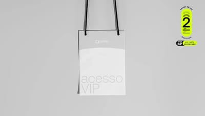 Credencial de identificação personalizada da Printi com cordão preto pendurada em um fundo cinza claro. O crachá em branco traz a inscrição "acesso VIP" na parte inferior. Selo promocional de entrega em até 2 dias no canto superior direito.