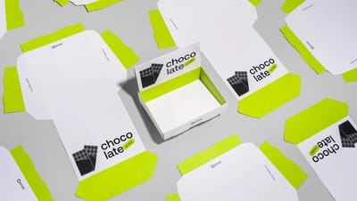 Embalagem display aberta com acesso frontal, em fundo branco para destaque do formato