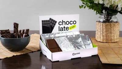 Caixa display com visor frontal personalizada, em fundo branco com foco no detalhe