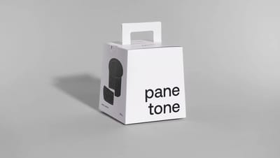Embalagem personalizada para panetone em caixa branca com alça superior, exibida sobre fundo neutro