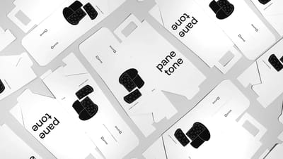 Facas de embalagem personalizadas para panetone dispostas sobre fundo neutro, exibindo o layout gráfico aberto da caixa com áreas de dobra e encaixe