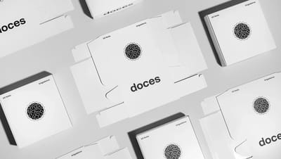 Embalagem para doces e salgados branca com ilustração de brigadeiro e design minimalista.