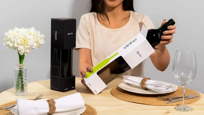 Caixa personalizada para vinho, formato vertical, fundo branco e enquadramento central