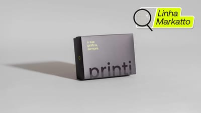 Embalagem personalizada da linha Markatto da Printi, modelo tampa e fundo em papel premium texturizado, com acabamento sofisticado e impressão da marca Printi, ideal para embalagens de produtos, kits corporativos, brindes premium e apresentação elegante d